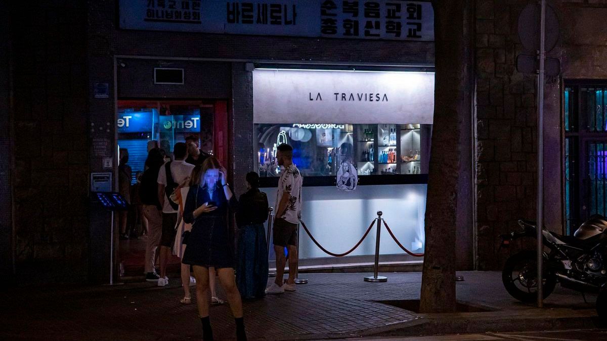 El defensor del seleccionado español Piqué frecuentaba el bar La Traviesa, en Barcelona.