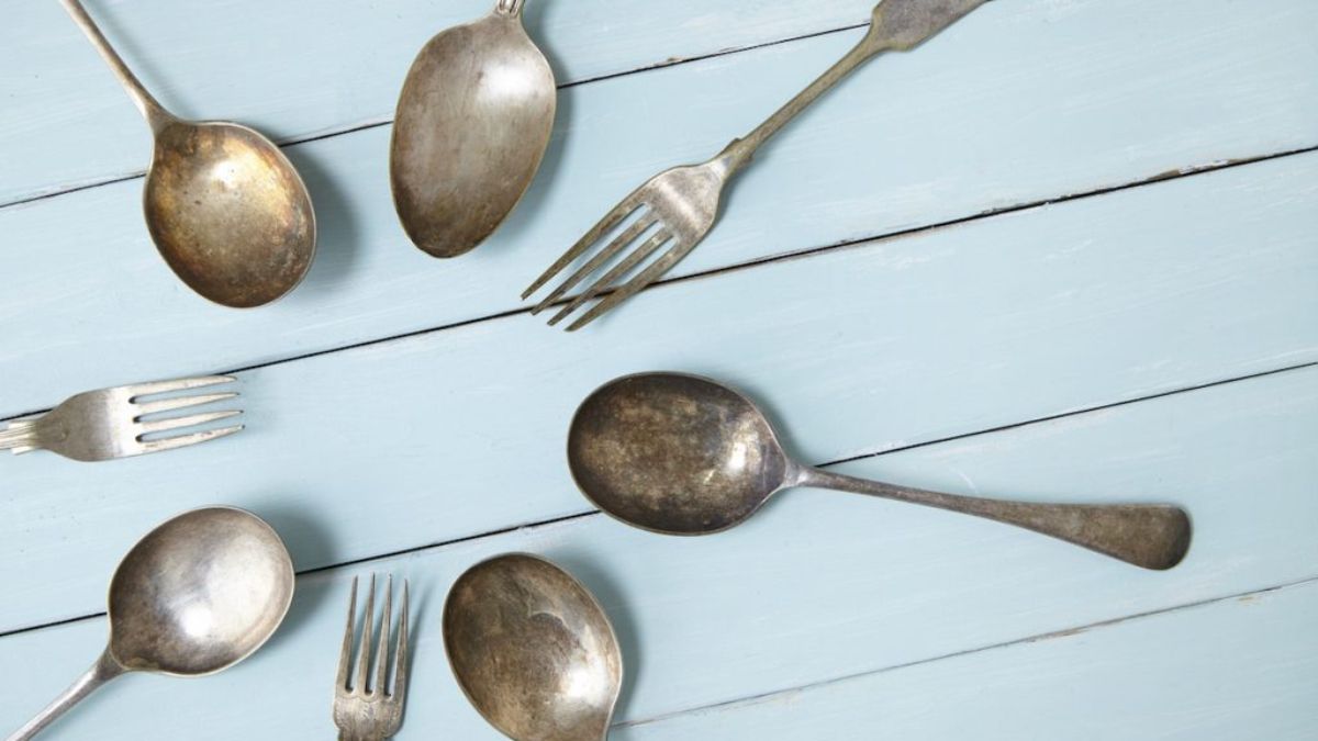 La plata ennegrecida se puede limpiar fácilmente con algunos trucos caseros.