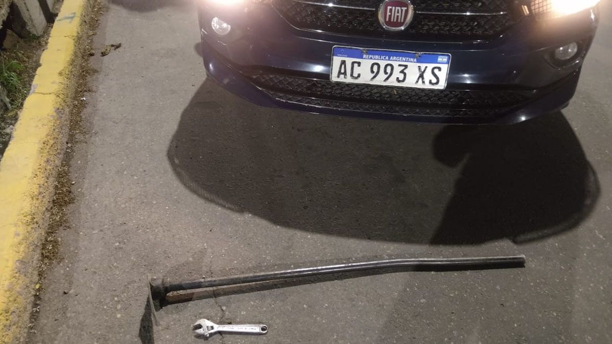 La Policía secuestró los elementos que usaron los delincuentes para derribar el gabinete de electricidad en Godoy Cruz. La Policía secuestró los elementos que usaron los delincuentes para derribar el gabinete de electricidad en Godoy Cruz.