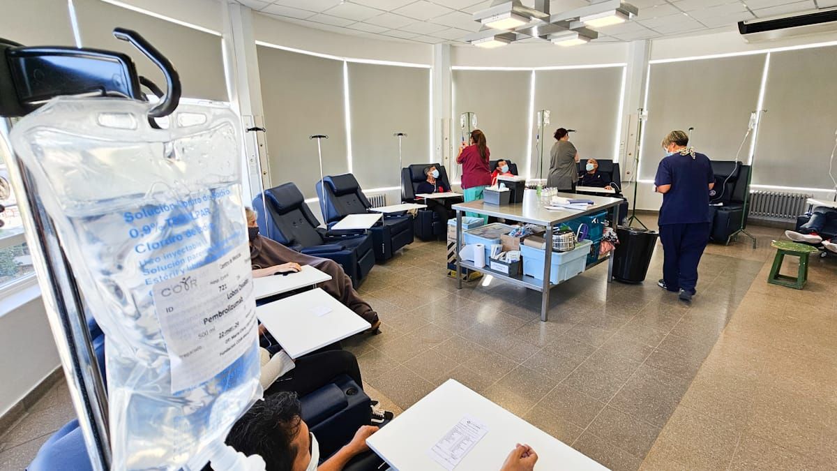 Una atención especial basada en la necesidad de cada paciente, es lo que intentan realizar día a día quienes componen el equipo de Oncología del Hospital Central, desde su directora hasta cada una de las enfermeras y enfermeros. Una atención especial basada en la necesidad de cada paciente, es lo que intentan realizar día a día quienes componen el equipo de Oncología del Hospital Central, desde su directora hasta cada una de las enfermeras y enfermeros.