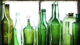 Aprovecha las botellas de vidrio para hacer estos adornos para el hogar.