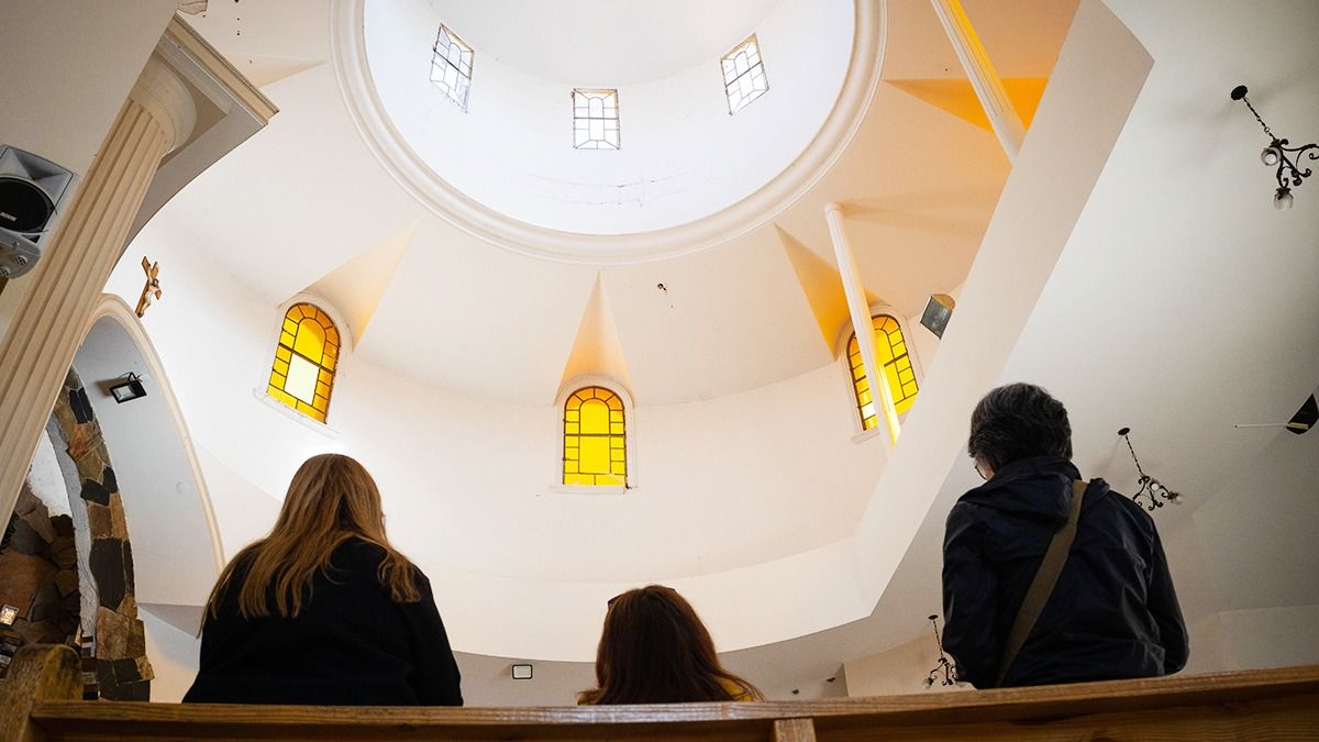 La bóveda principal del santuario de la Virgen de Lourdes en El Challao, en donde se colocó la piedra fundamental del templo en 1933. La bóveda principal del santuario de la Virgen de Lourdes en El Challao, en donde se colocó la piedra fundamental del templo en 1933.