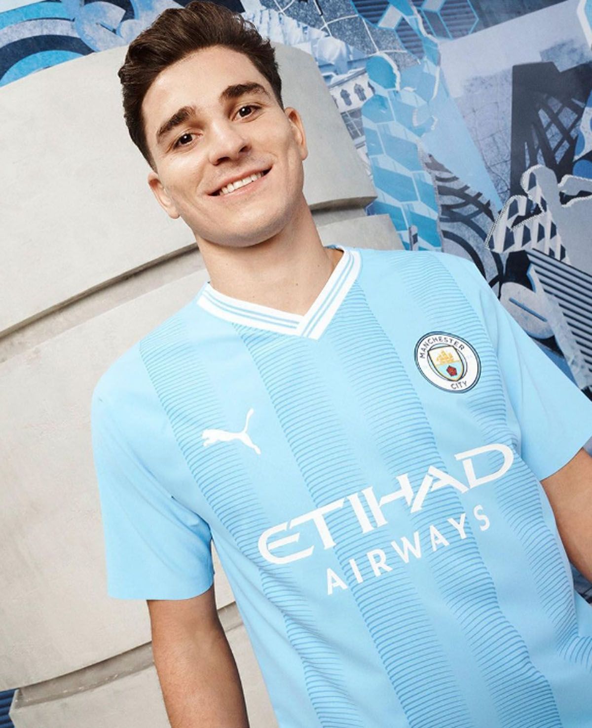 Julián Álvarez con la nueva camiseta del Manchester City