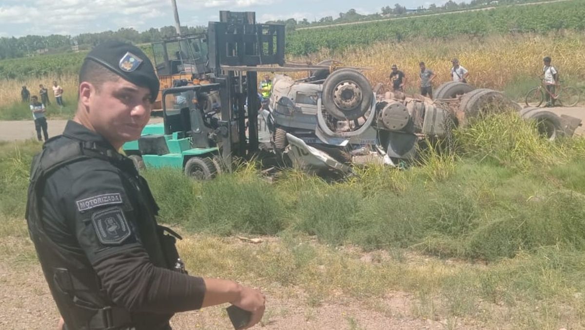 Se hicieron esfuerzos por extraer al chofer, que quedó atrapado en la cabina. Se hicieron esfuerzos por extraer al chofer, que quedó atrapado en la cabina. 