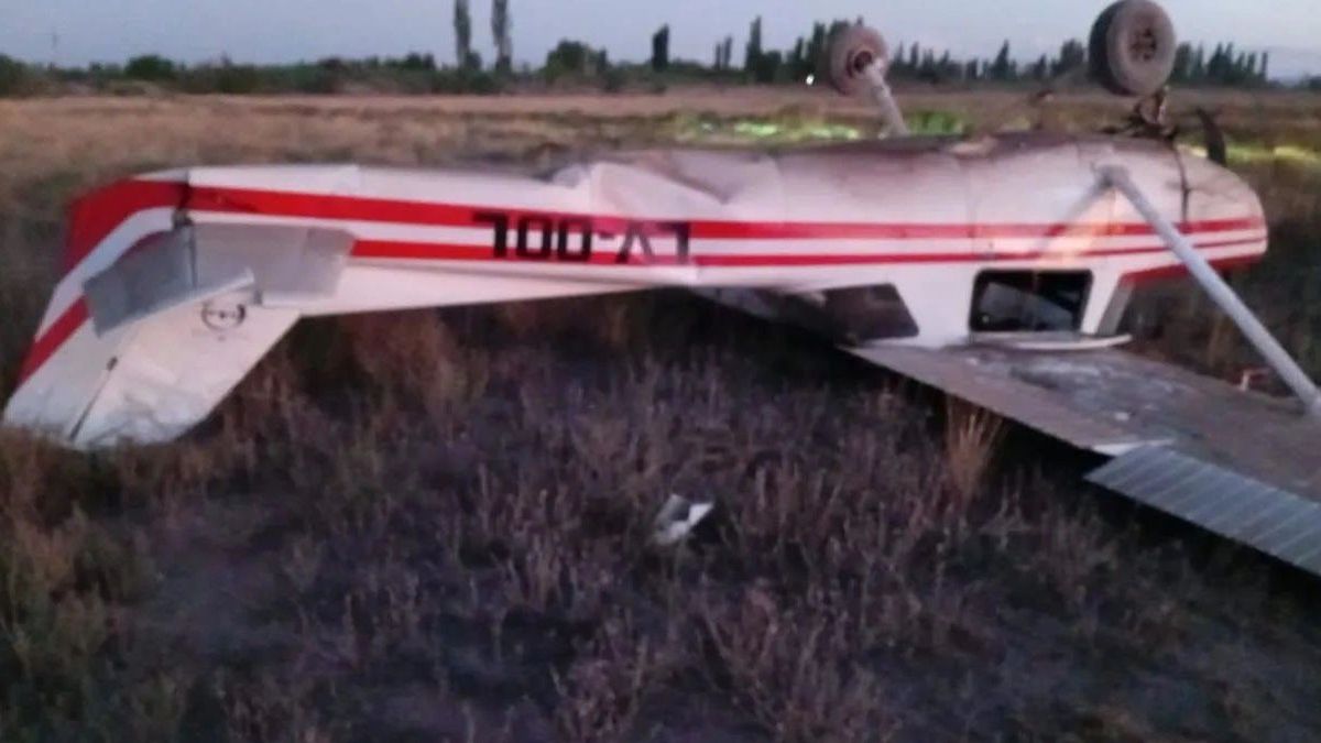 La avioneta cayó en un barrio privado de calle Los Filtros al 8.000, de San Rafael. Sus tripulantes salieron solos y con heridas menores.