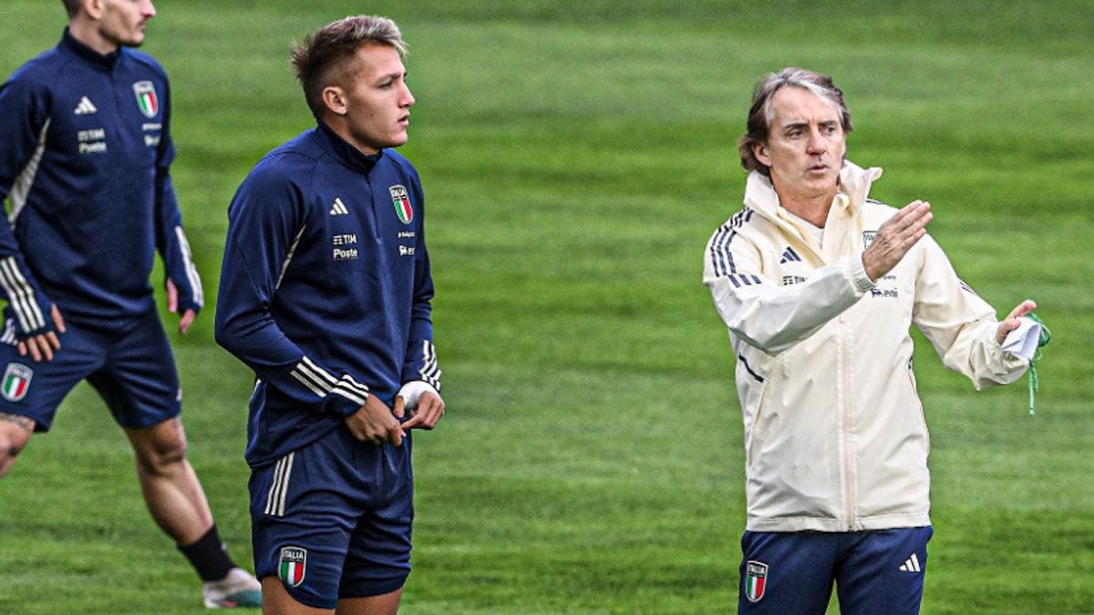 Mateo Retegui y Roberto Mancini en la práctica de Italia