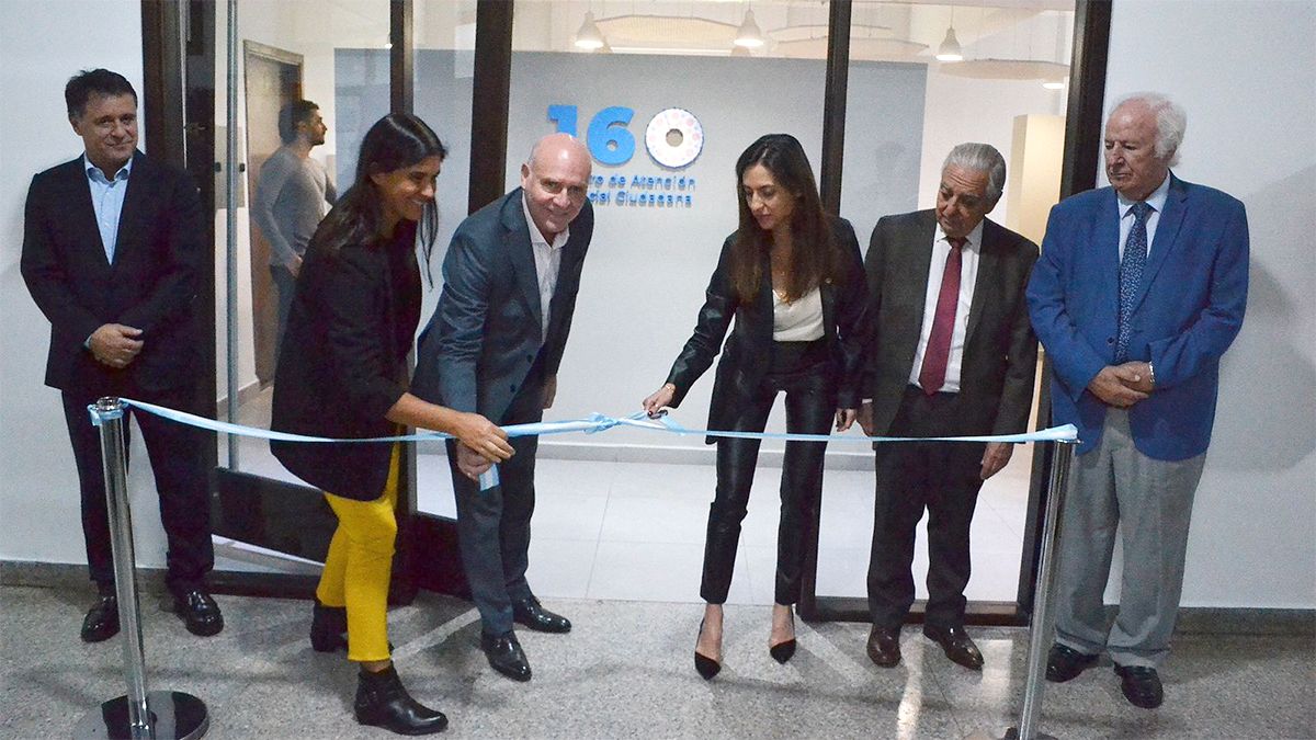 Omar Palermo, Teresa Day, Dalmiro Garay Cuelli, Cecilia Saint Andreu , Julio Gómez y Pedro Llorente durante la inauguración del nuevo centro de atención telefónica del Poder Judicial de Mendoza.