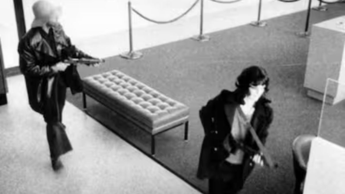 Patty Hearst empuñando un rifle con los terroristas. Patty Hearst empuñando un rifle con los terroristas.
