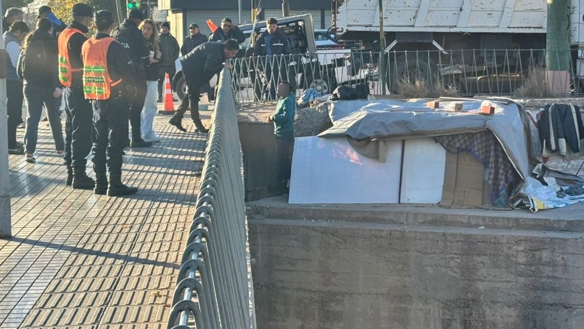 La Policía desalojó a personas que viven a la orilla del canal Cacique Guaymallén.