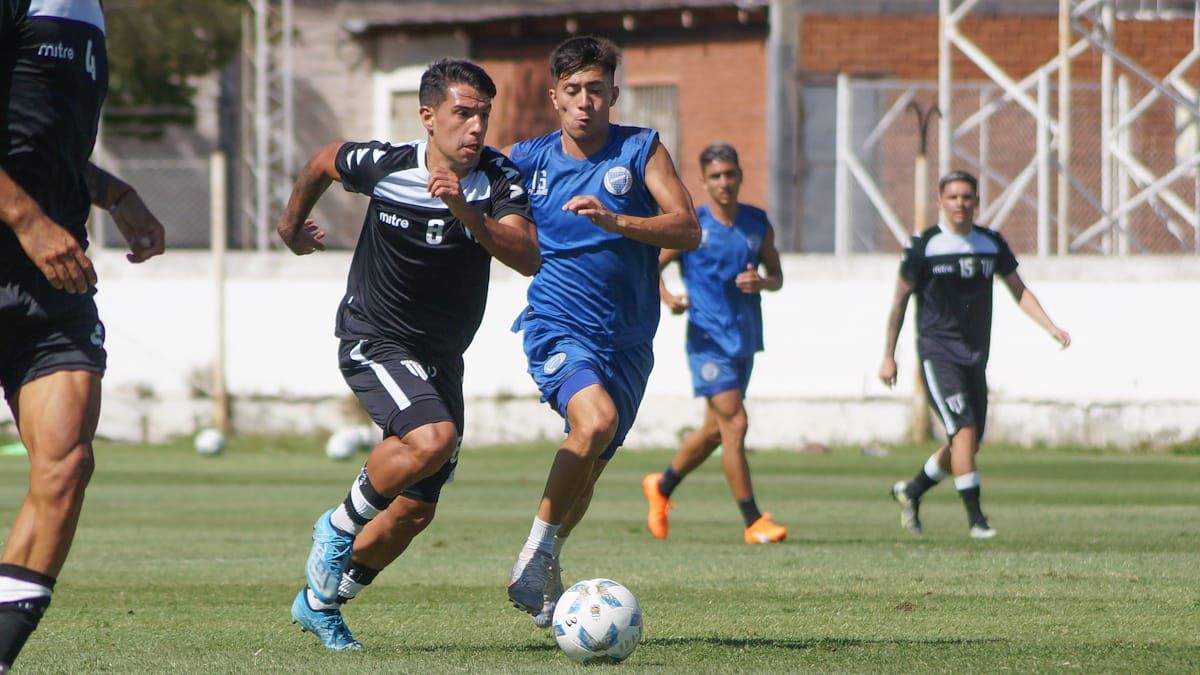 Los titulares de Gimnasia y Esgrima enfrentaron a un selectivo tombino en el primer juego, que finalizó igualado en uno. Los titulares de Gimnasia y Esgrima enfrentaron a un selectivo tombino en el primer juego, que finalizó igualado en uno.