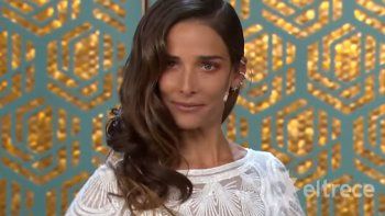 ¡Sexy y radiante! Juana Viale lució un vestido blanco transparente y le tiró un picante palito a su novio