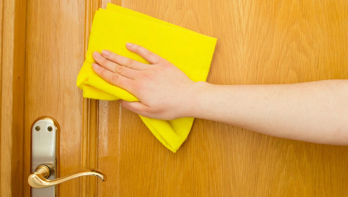 El agua limpia, la sal purifica y protege, y el vinagre ayuda a eliminar lo negativo y estancado.&nbsp;