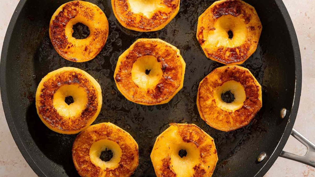 Las manzanas caramelizadas se preparan con solo 5 ingredientes y en minutos. Foto: gentileza simplyrecipes. Las manzanas caramelizadas se preparan con solo 5 ingredientes y en minutos. Foto: gentileza simplyrecipes.