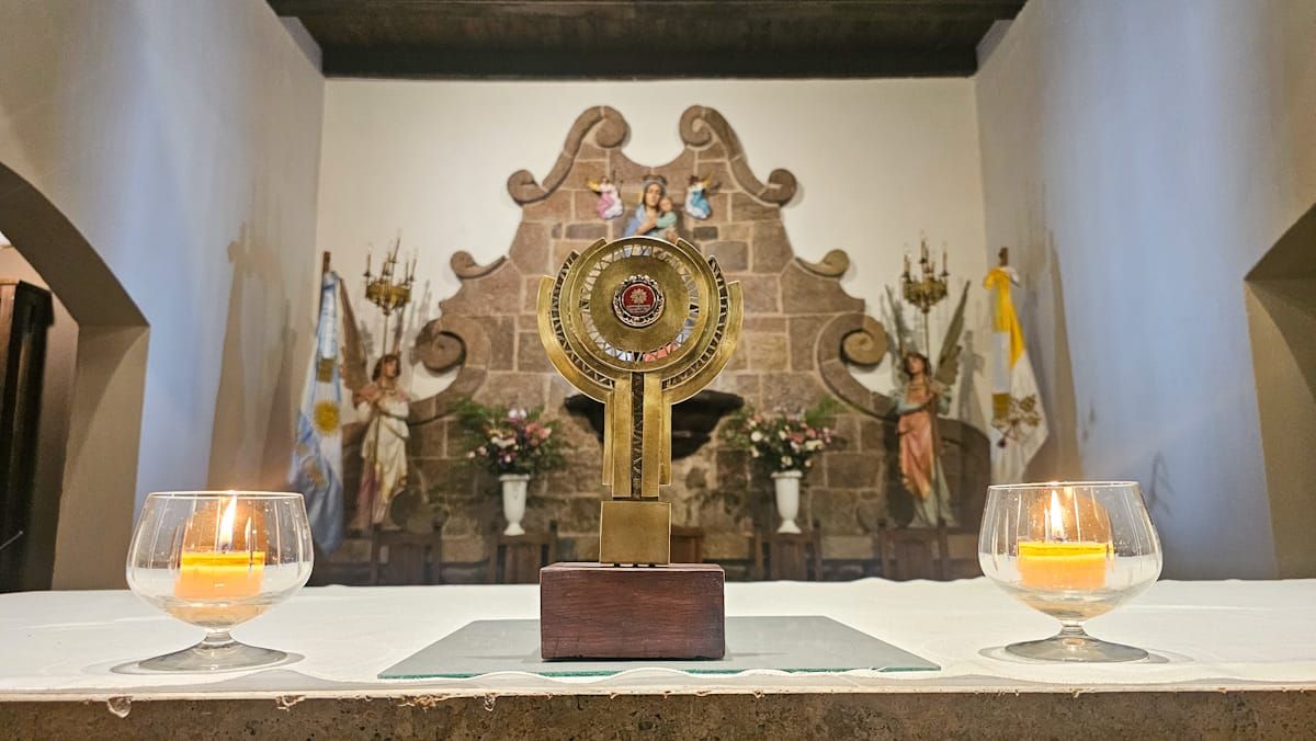 El relicario está diseñado como una escultura, tiene placas caladas y hay sectores que están grabados con ácido. El relicario está diseñado como una escultura, tiene placas caladas y hay sectores que están grabados con ácido.