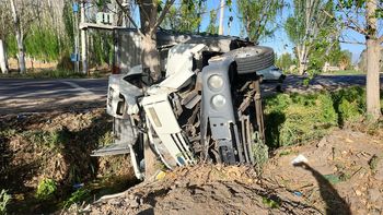 Un camión quedó enroscado en un árbol en un violento choque en Guaymallén