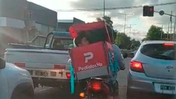 Un motociclista llevaba a su hijo en la caja del delivery