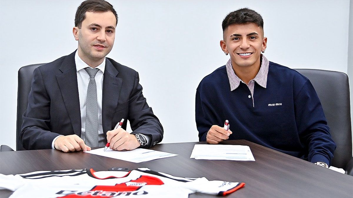 Almada firma el contrato con River ante la presencia del titular millonario, St&eacute;fano Di Carlo.