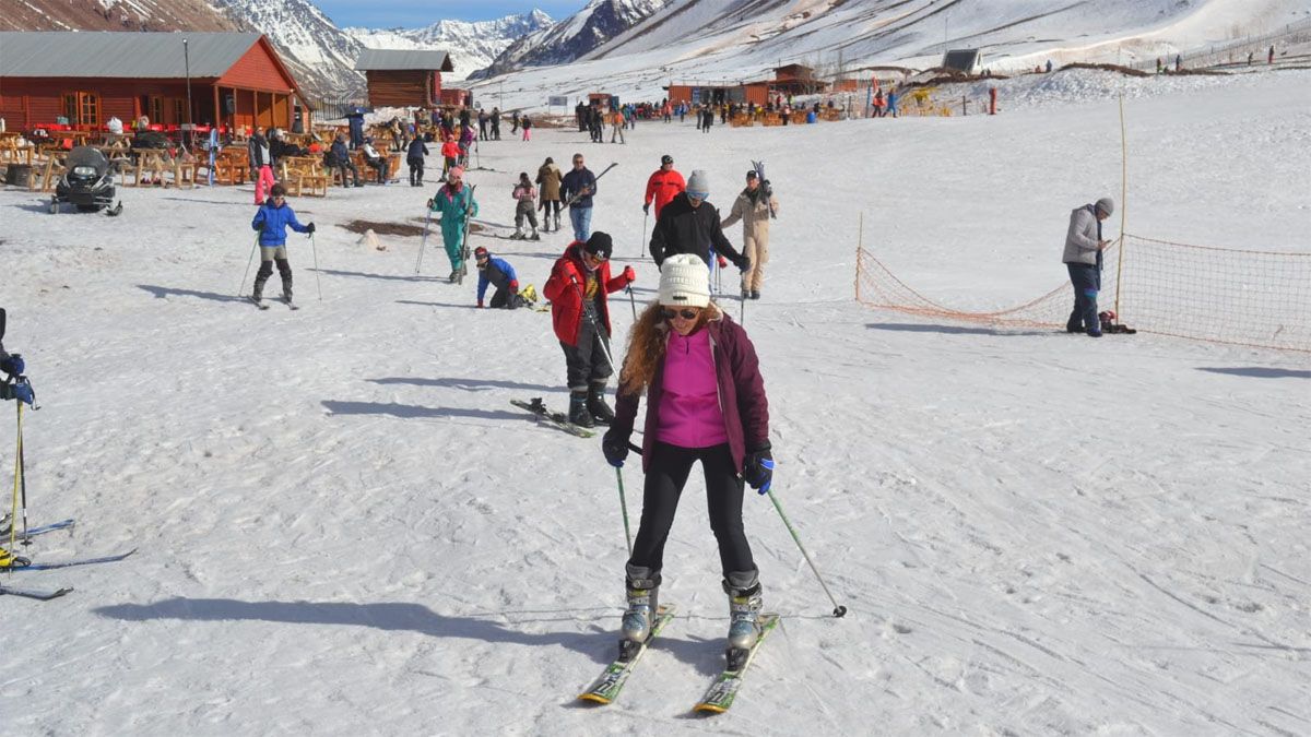 Esperan que para las vacaciones de invierno haya nieve suficiente para habilitar todas las actividades de nieve en el centro de esquí Los Puquios. Esperan que para las vacaciones de invierno haya nieve suficiente para habilitar todas las actividades de nieve en el centro de esquí Los Puquios.