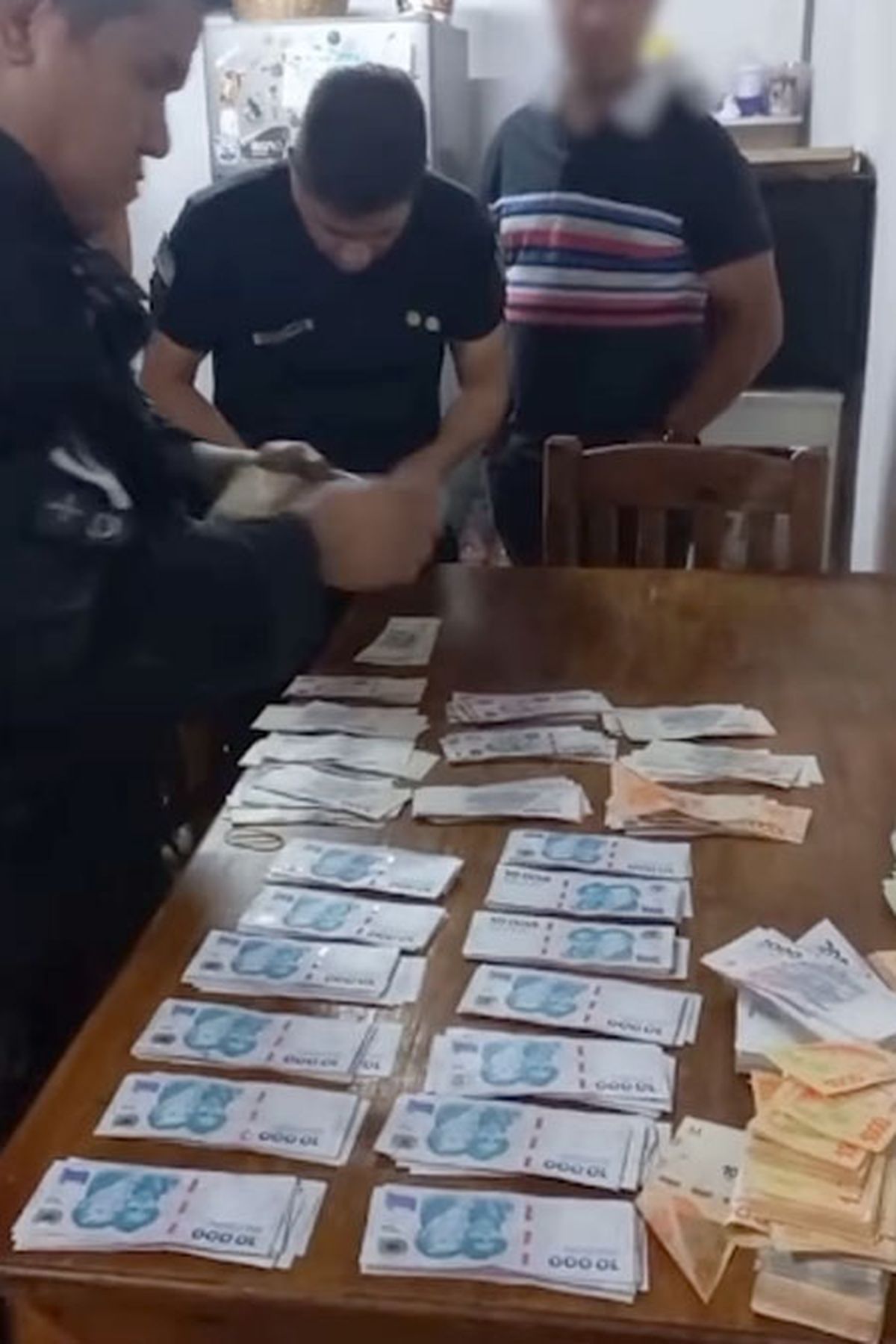 La plata incautada del empleado infiel. La plata incautada del empleado infiel.