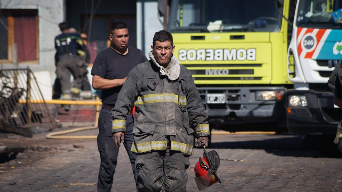 Para sofocar el fuego hizo falta convocar a 10 dotaciones de bomberos del Gran Mendoza. Para sofocar el fuego hizo falta convocar a 10 dotaciones de bomberos del Gran Mendoza.