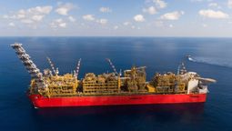 El barco más gigante no navega y produce toneladas de gas: una ciudad industrial que flota sobre el océano El barco más gigante no navega y produce toneladas de gas: una ciudad industrial que flota sobre el océano