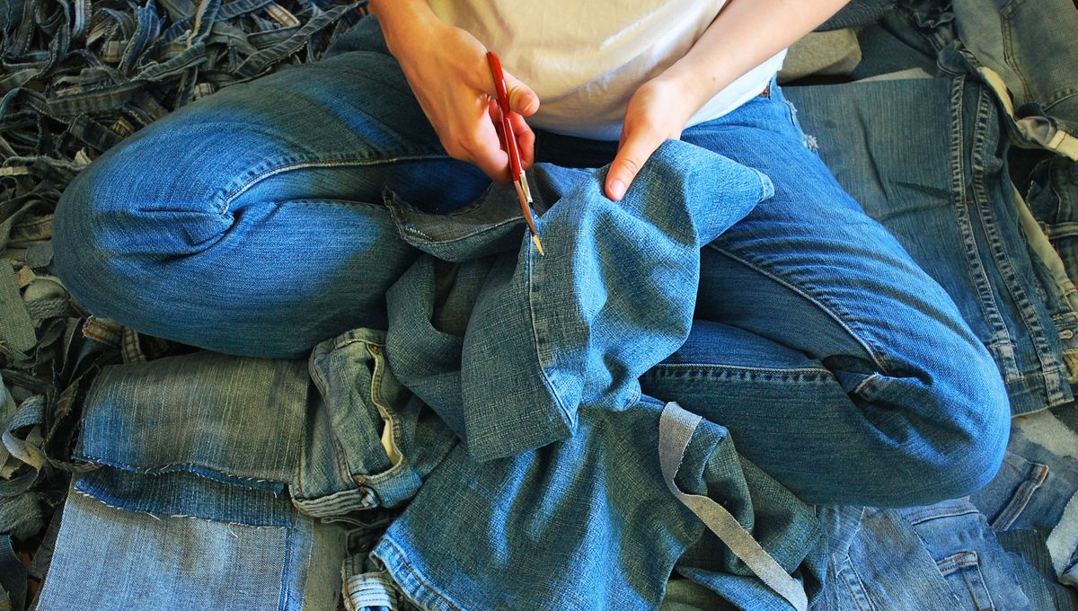 Aprovecha cada retazo de jean para crear prendas y accesorios nuevos. Aprovecha cada retazo de jean para crear prendas y accesorios nuevos. 