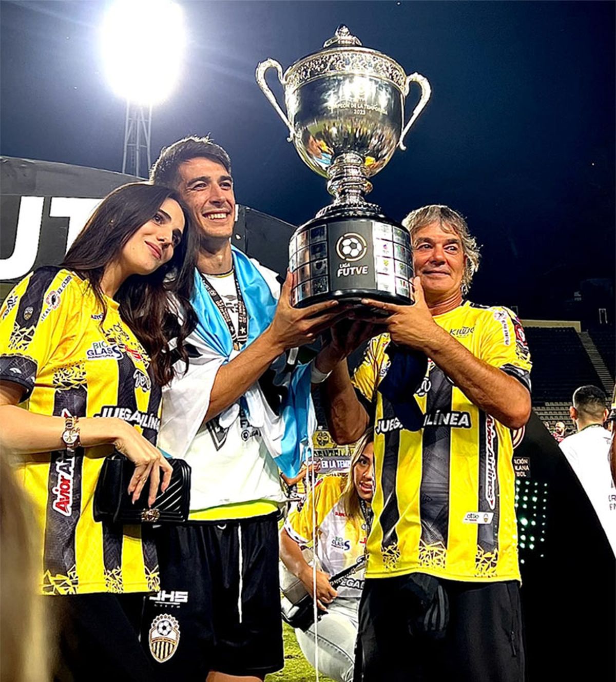 El defensor del Táchira muestra su felicidad con su novia y su padre, el Manucho. El defensor del Táchira muestra su felicidad con su novia y su padre, el Manucho.