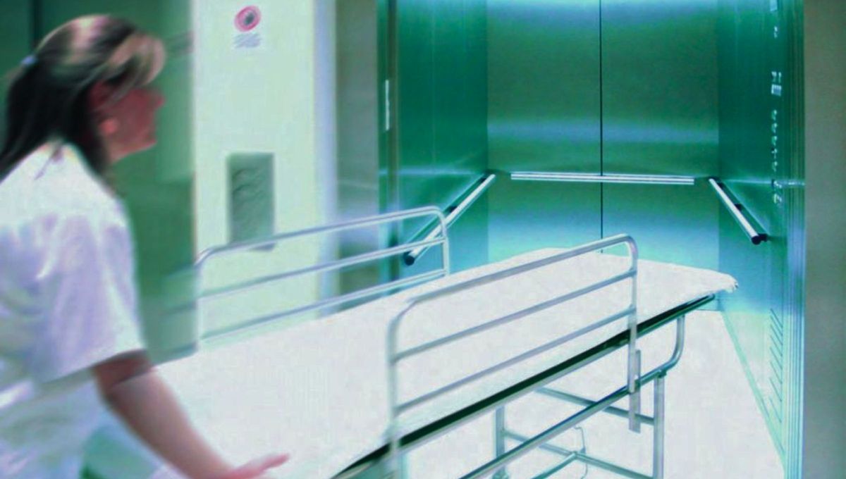 En los hospitales hay gente enferma o los familiares que le visitan, por eso no hay espejos. Para que no vean sus rostros tristes o cansados reflejados en el espejo, ya que la cara es el espejo del alma. En los hospitales hay gente enferma o los familiares que le visitan, por eso no hay espejos. Para que no vean sus rostros tristes o cansados reflejados en el espejo, ya que la cara es el espejo del alma.