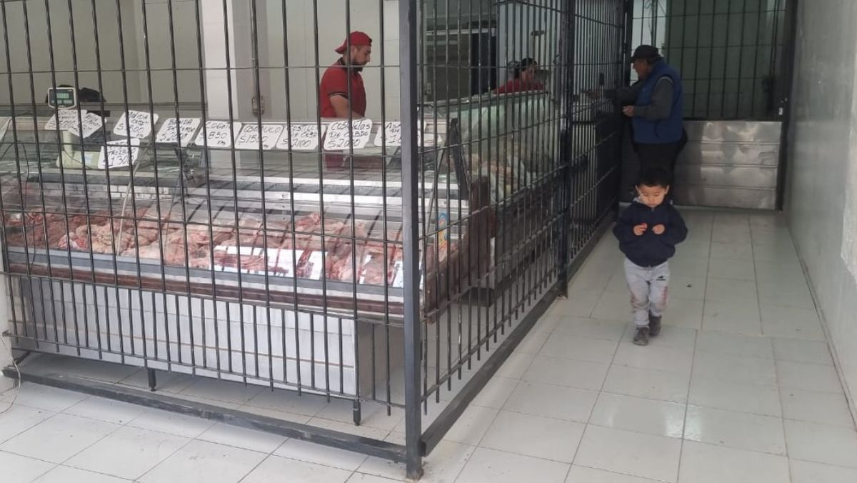 Así funciona la carnicería ubicada en la zona de Independencia y Álvarez Condarco tras ser víctima de los saqueos en Las Heras.