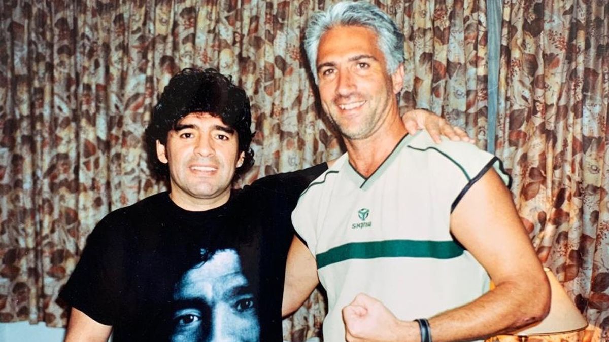 Diego Maradona junto a Leo Sucar.