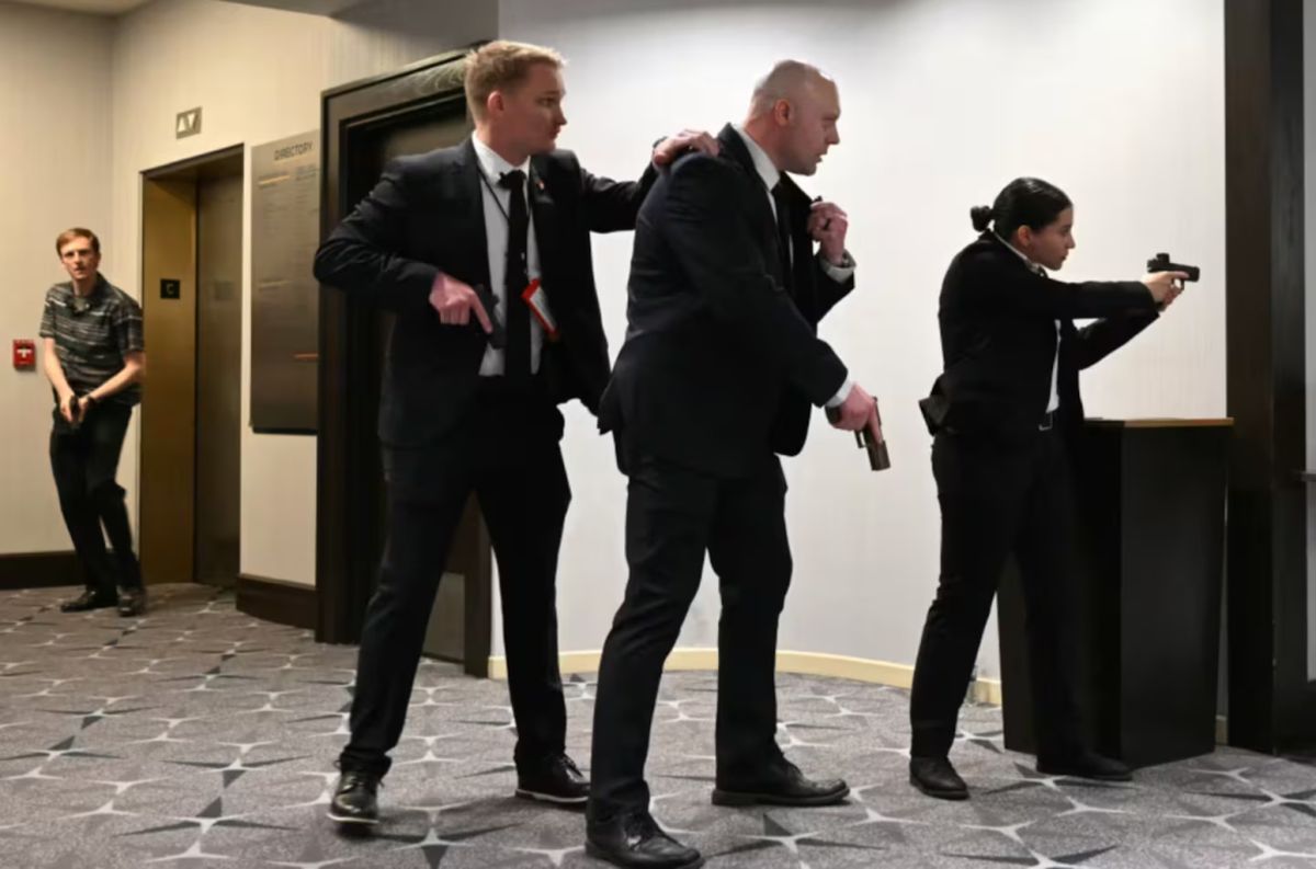 Una de las imágenes que circularon tras el tiroteo en la cena donde participaba Donald Trump. Una de las imágenes que circularon tras el tiroteo en la cena donde participaba Donald Trump.