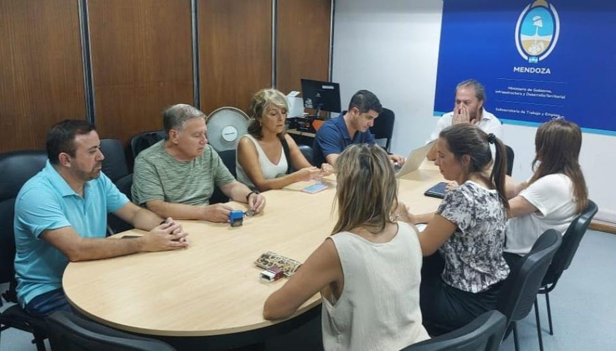 Ampros se volvió a reunir con el Gobierno de Mendoza para acordar los salarios del primer semestre del 2025. Ampros se volvió a reunir con el Gobierno de Mendoza para acordar los salarios del primer semestre del 2025.