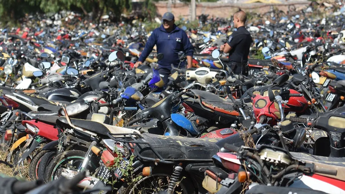 En la playa de Secuestros San Agustín hay miles de motos recuperadas pero la de Javier Casas desapareció. En la playa de Secuestros San Agustín hay miles de motos recuperadas pero la de Javier Casas desapareció.