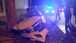 El auto quedó incrustado en un árbol y el conductor quedó atrapado. El hecho ocurrió en Maipú.