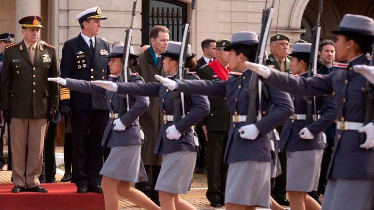 El uso de la terminología como generala, sargenta, soldada o caba enfrentarán sanciones por faltar al reglamento del Ministerio de Defensa.