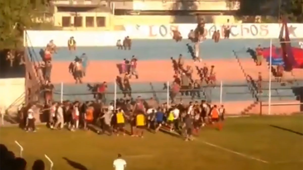 La semifinal entre Andes Talleres y Rodeo del Medio terminó con incidentes. (Captura de pantalla/ArgentinaFC).