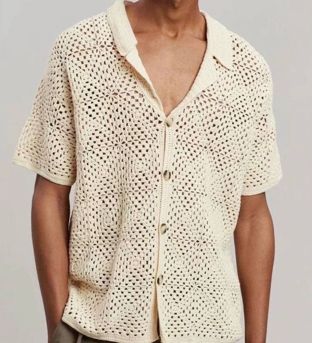  Las camisas de crochet vienen típicamente en tonos blancos o crudos, con calados amplios. Las camisas de crochet vienen típicamente en tonos blancos o crudos, con calados amplios. 