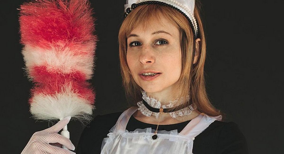 Lottie Rae es una empleada doméstica británica que es furor por realizar la limpieza desnuda.