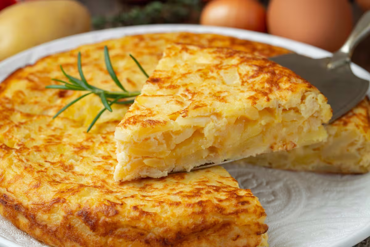 Con papas y cebollas. La tradicional tortilla de papas tiene múltiples beneficicios.