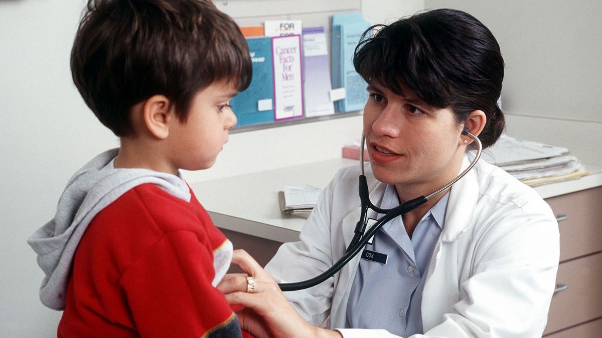 Cada vez hay menos estudiantes de medicina que eligen la pediatría como especialdad.