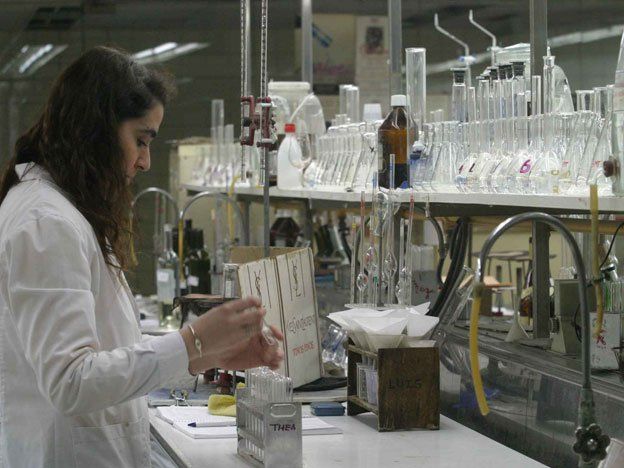 La detección de gliadina (gluten) en laboratorio sigue un método específico que se suma a otros análisis de calidad del vino