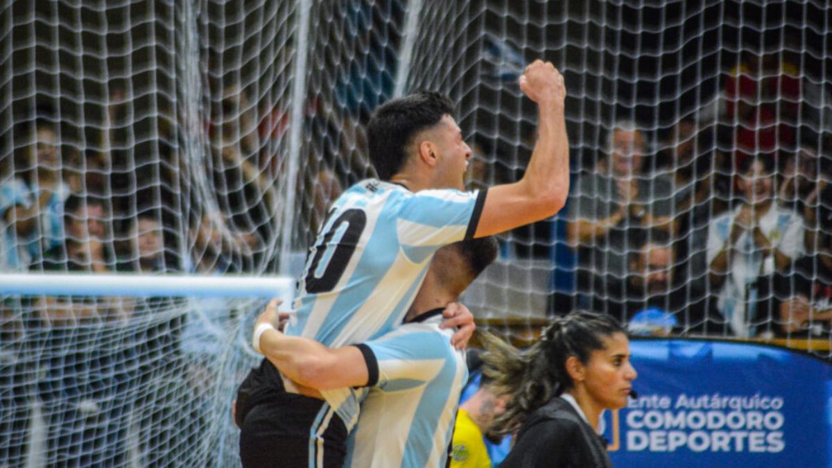 El mendocino del Club Mendoza de Regatas Matías Origaen, aportó tres de los cinco goles con que la selección argentina de futsal se impuso a Brasil en la final. El mendocino del Club Mendoza de Regatas Matías Origaen, aportó tres de los cinco goles con que la selección argentina de futsal se impuso a Brasil en la final.