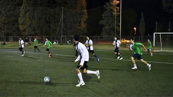 Un joven de 23 años celebraba su cumpleaños jugando al fútbol con amigos y murió delante de todos Un joven de 23 años celebraba su cumpleaños jugando al fútbol con amigos y murió delante de todos