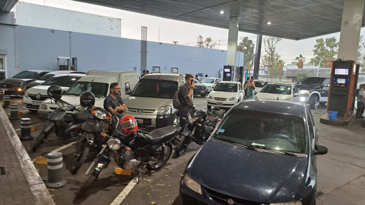 Autos y motos buscaron refugio en estaciones de servicio. Aquí, en Acceso Norte y Pascual Segura, de Las Heras. Autos y motos buscaron refugio en estaciones de servicio. Aquí, en Acceso Norte y Pascual Segura, de Las Heras.