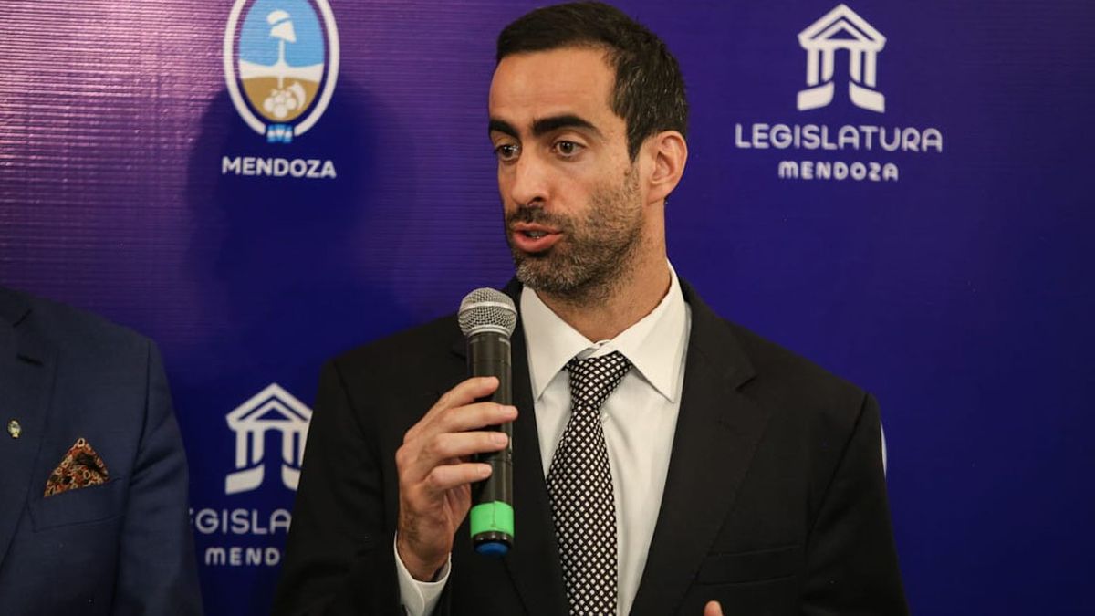 Fayad confirmó que el Gobierno de Mendoza busca financiamiento de organismos multilaterales para el nuevo Tren de Cercanías. Fayad confirmó que el Gobierno de Mendoza busca financiamiento de organismos multilaterales para el nuevo Tren de Cercanías.