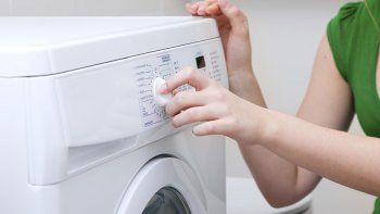 Una mujer está acusada de meter a su hijo de 5 años dentro del lavarropa