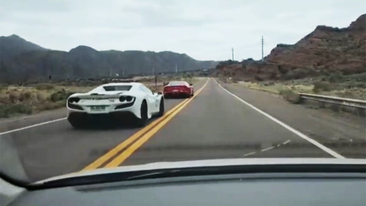 Las Ferrari realizaron faltas de tránsito como rebasar vehículos sin respetar la doble línea amarilla.&nbsp;