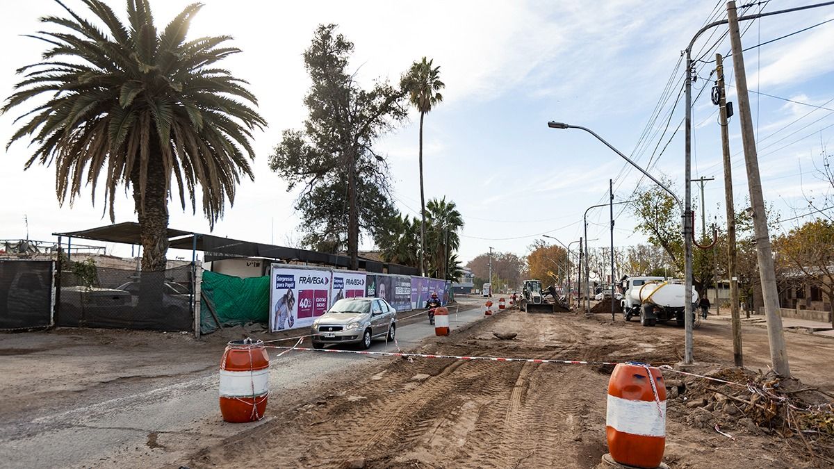 Se está levantando toda la carpeta asfáltica para instalar, entre otros elementos, un colector cloacal. Se está levantando toda la carpeta asfáltica para instalar, entre otros elementos, un colector cloacal.