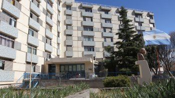 Un matrimonio, sus cuatro hijos y un policía resultaron heridos en un incendio