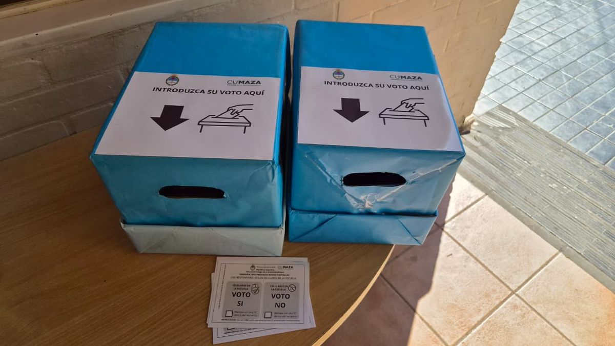 Las urnas de votación en el colegio Juan Agustín Maza, donde se decidió usar celulares en la aulas sólo con fines educativos. Gentileza